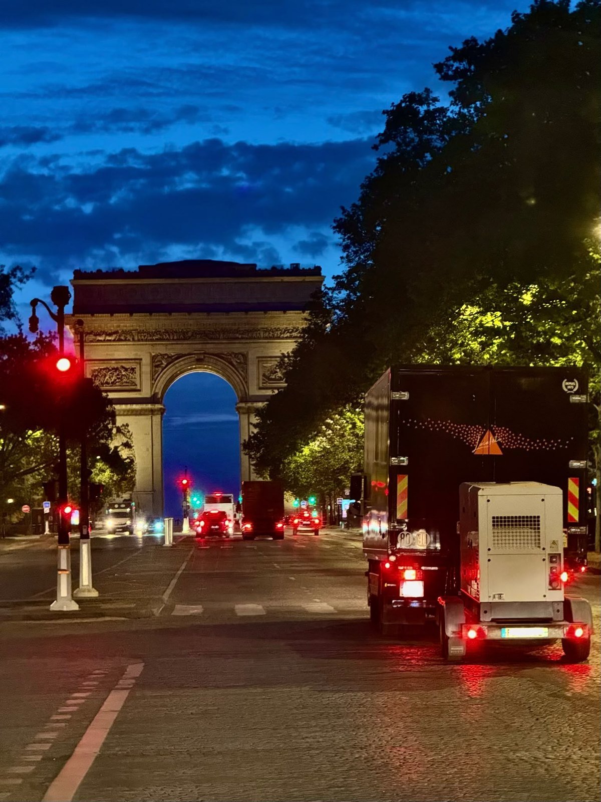 Camion Locafête devant l’Arc de Triomphe à Paris, à la tombée de la nuit