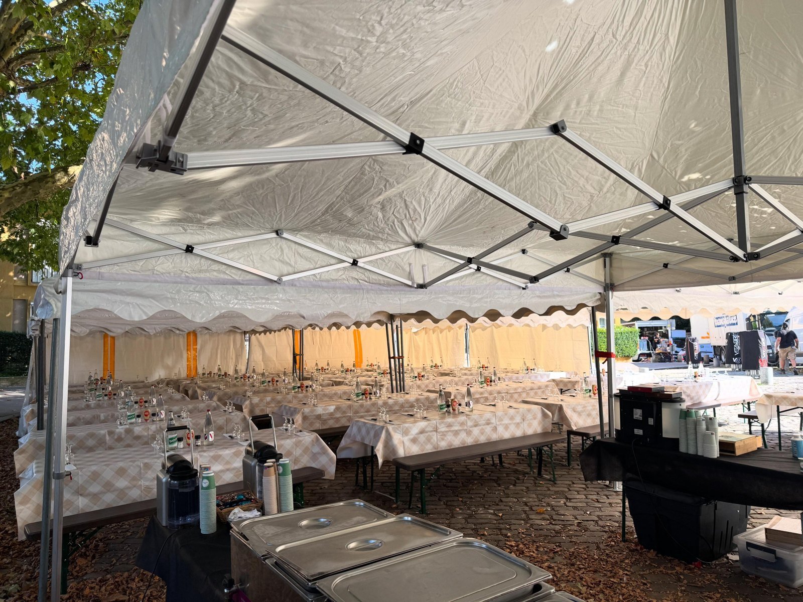 Tables dressées sous les barnums Locafête pour un repas de tournage