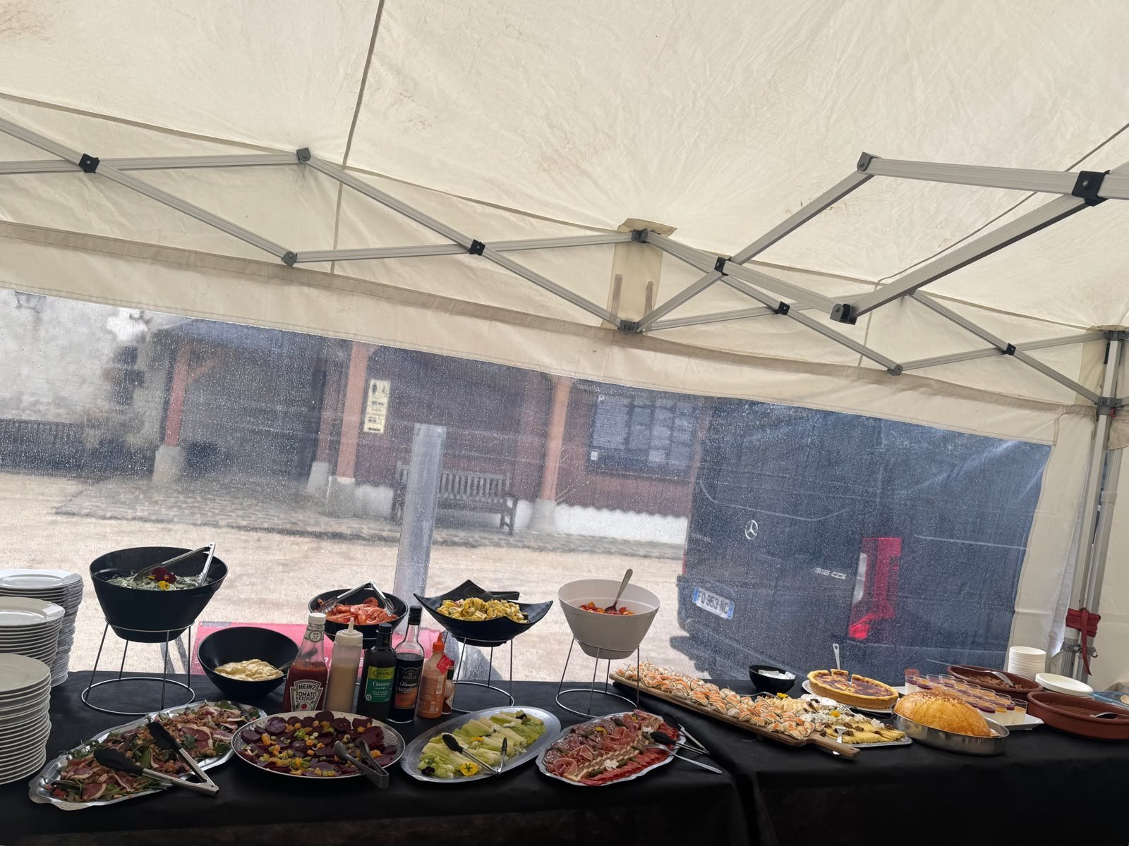 Buffet Locafête servi sous un barnum sur le lieu de tournage